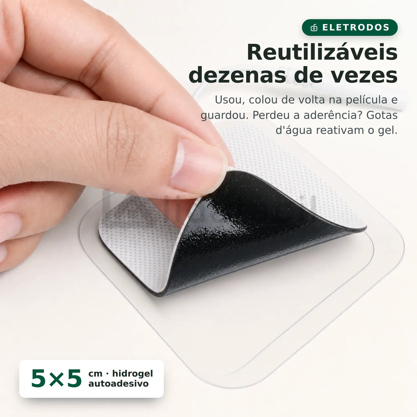 Close do eletrodo de 5×5 cm com a camada de hidrogel sendo destacada da película: reutilizável dezenas de vezes