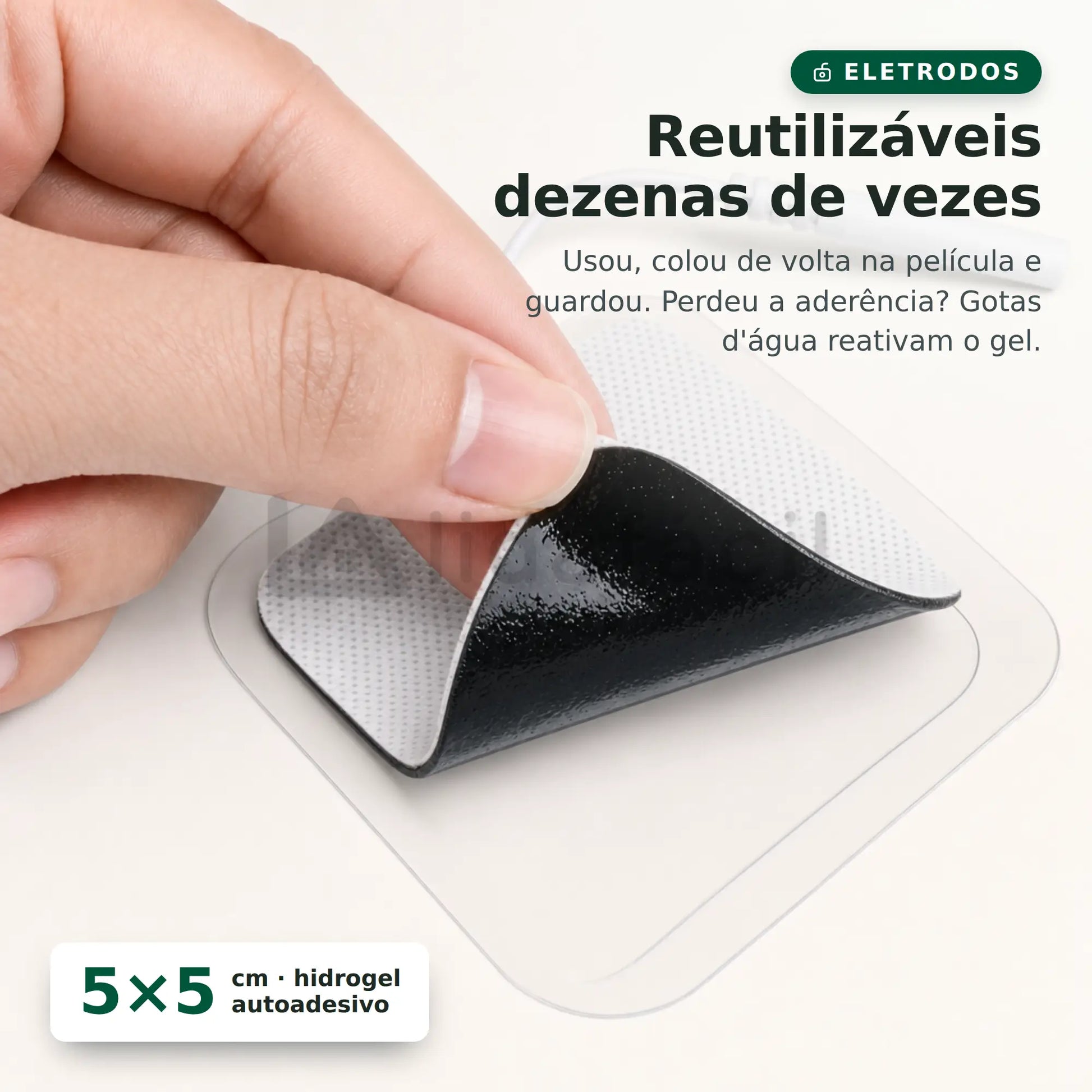 Close do eletrodo de 5×5 cm com a camada de hidrogel sendo destacada da película: reutilizável dezenas de vezes