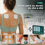 Homem com eletrodos TENS aplicados nas costas: alívio para lombar, ombros, joelhos e outras regiões de dor