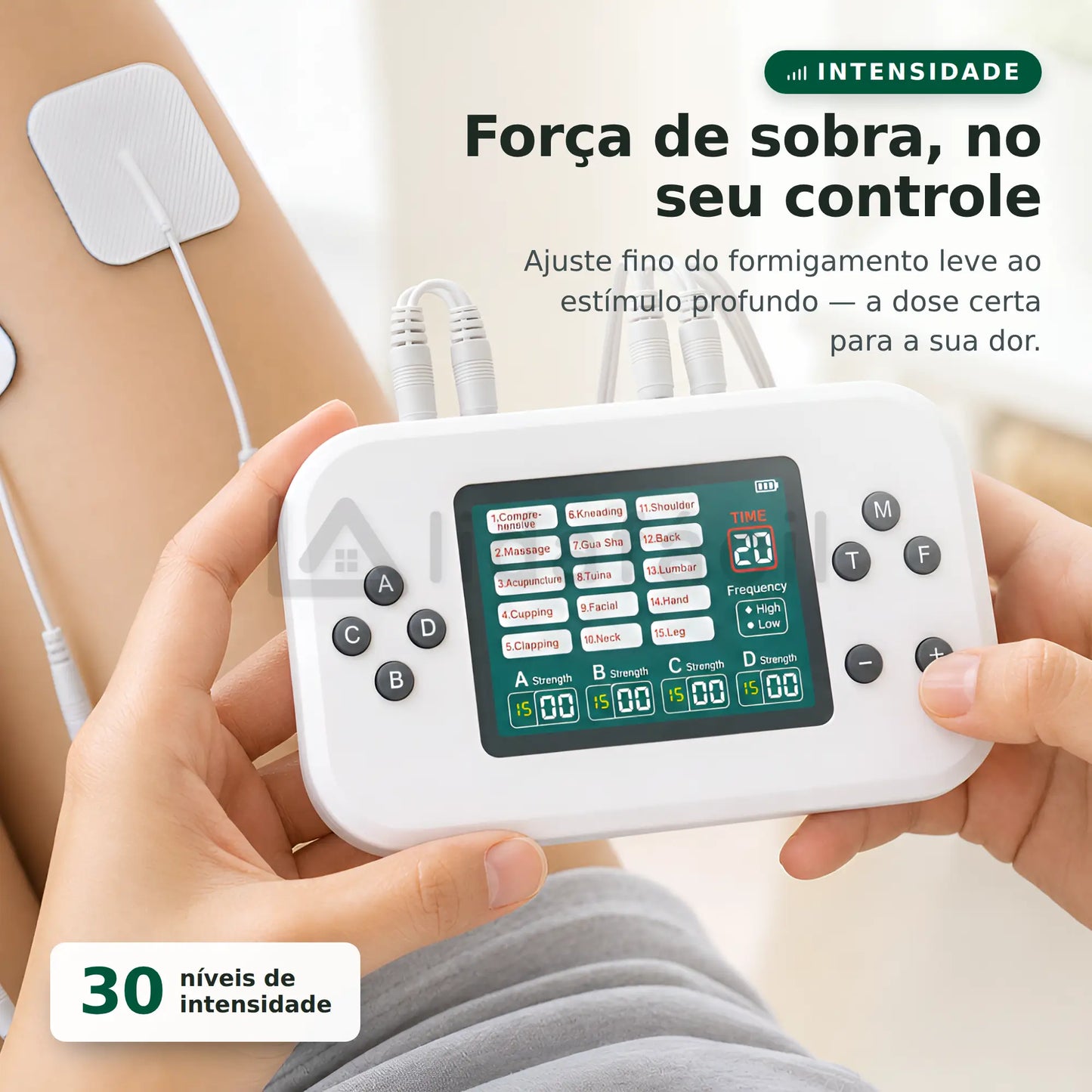 Visão de quem usa: mãos ajustando a intensidade no aparelho, 30 níveis do toque mais leve ao mais intenso