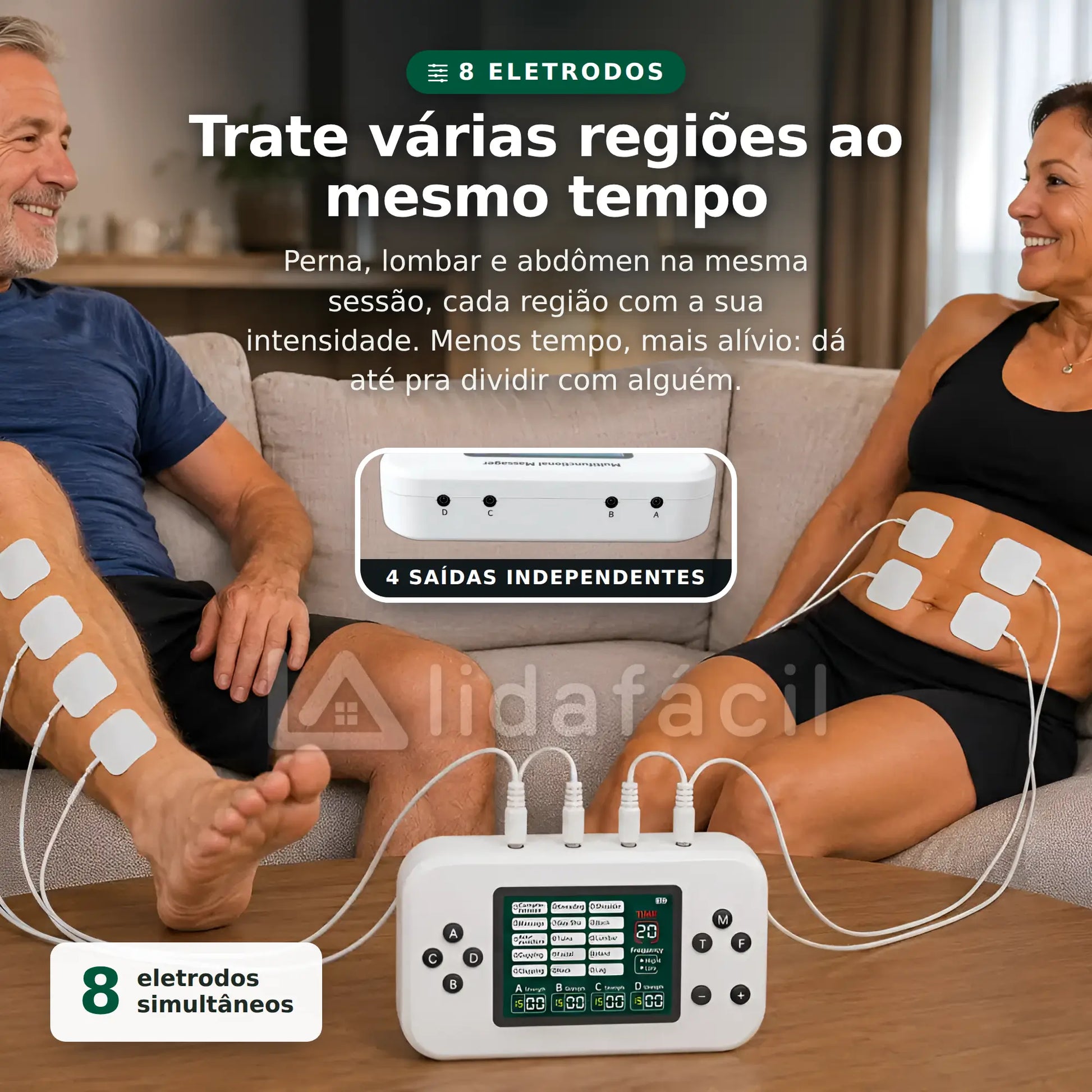 Casal no sofá tratando várias regiões ao mesmo tempo com o mesmo eletroestimulador: ele com eletrodos na perna, ela no abdômen — 8 eletrodos simultâneos em 4 saídas independentes