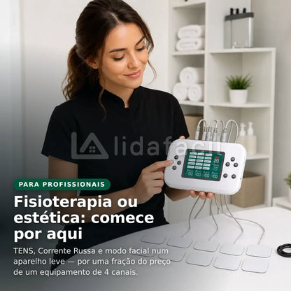 Profissional de fisioterapia e estética segurando o aparelho ligado em ambiente clínico